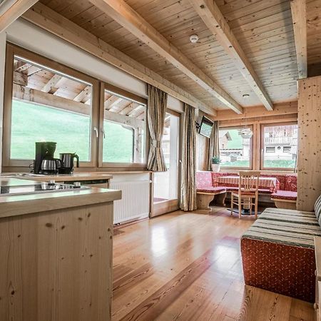B&B - Hotel Ciasa Rue Blanch San Cassiano  Eksteriør billede