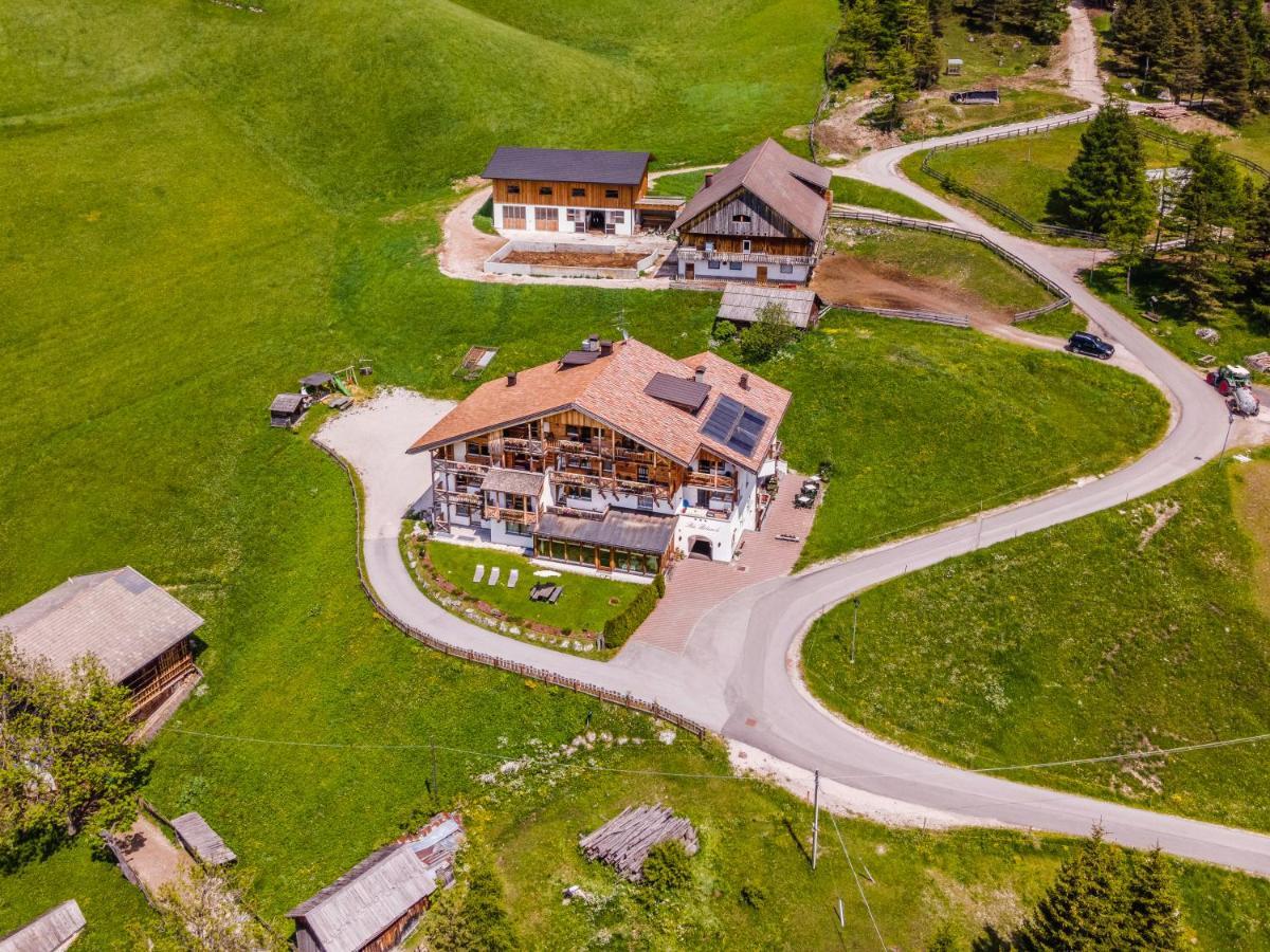 B&B - Hotel Ciasa Rue Blanch San Cassiano  Eksteriør billede