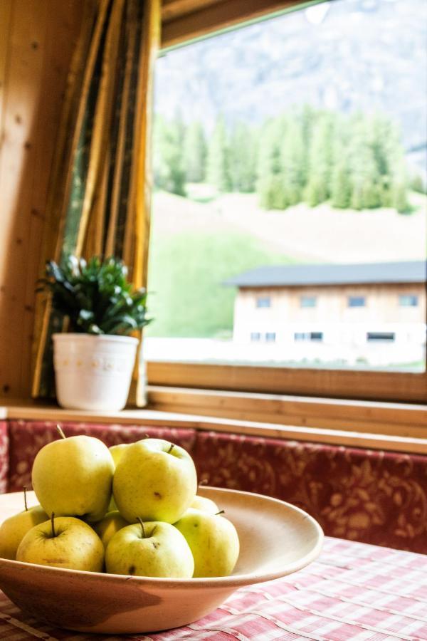 B&B - Hotel Ciasa Rue Blanch San Cassiano  Eksteriør billede