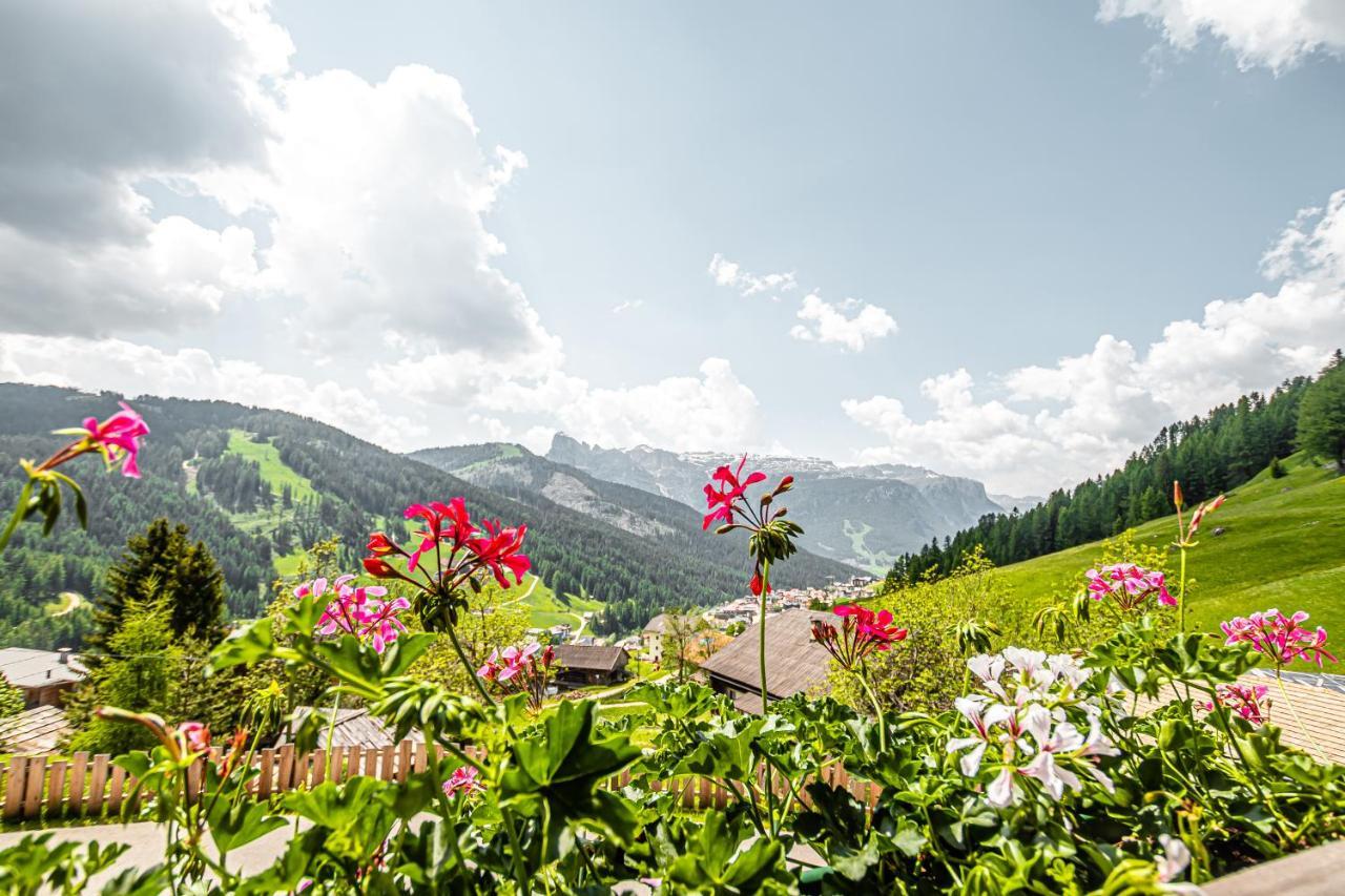 B&B - Hotel Ciasa Rue Blanch San Cassiano  Eksteriør billede