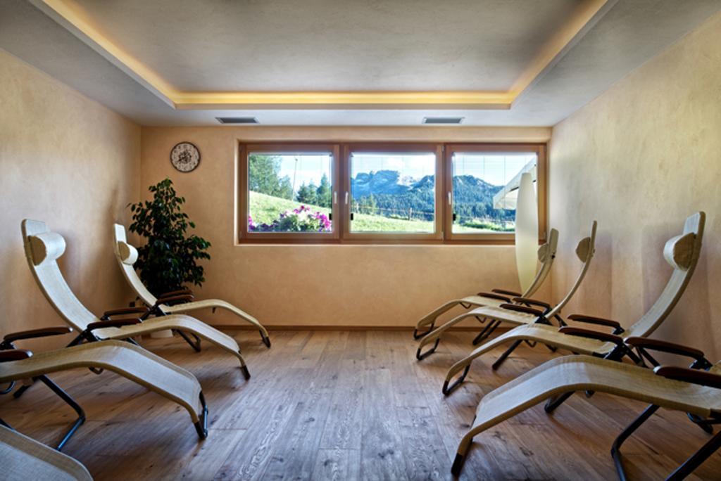 B&B - Hotel Ciasa Rue Blanch San Cassiano  Eksteriør billede