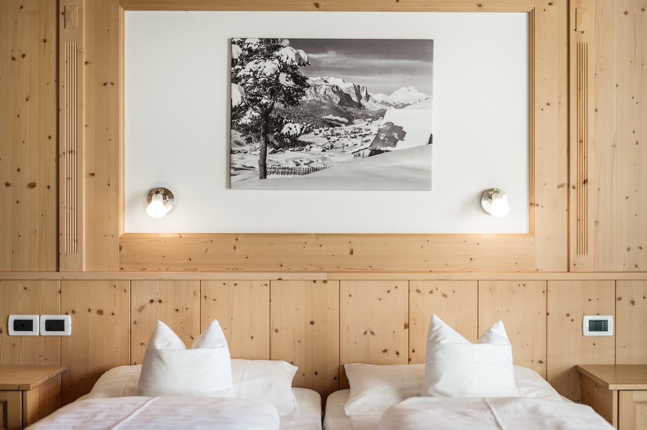 B&B - Hotel Ciasa Rue Blanch San Cassiano  Eksteriør billede