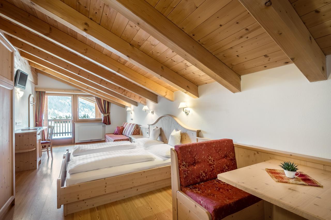B&B - Hotel Ciasa Rue Blanch San Cassiano  Eksteriør billede